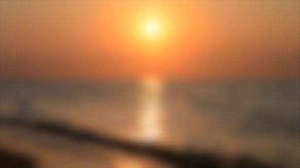 背景がぼやけている。日没時の海と太陽と空の風景日の出. — ストック動画