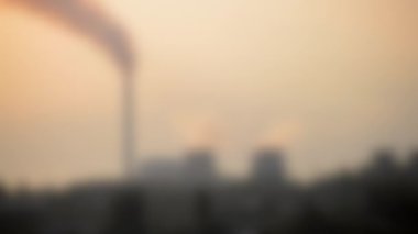 Arka plan bulanık. Şafakta ekin, alacakaranlık ve duman piposu