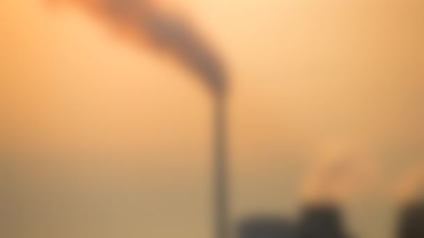 Unscharfer Hintergrund. Silhouette mit Schläuchen Fabrik, aus der der Rauch — Stockvideo