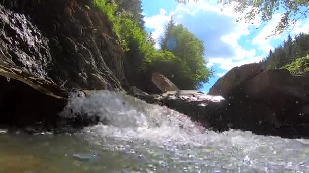 Landschaft Gebirgsfluss, Berge, Wald, Steine und blauer Himmel — Stockvideo