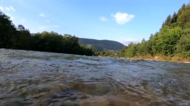 Manzara dağ nehri, dağlar, orman, taşlar ve mavi gökyüzü..