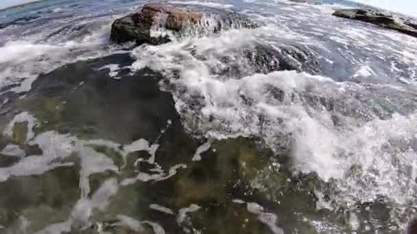 Τα κύματα της θάλασσας πολύ αργά τρέχουν πάνω από τις πέτρες στην ακτή — Αρχείο Βίντεο