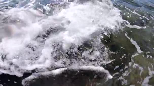 As ondas do mar correm muito lentamente sobre as pedras na costa — Vídeo de Stock