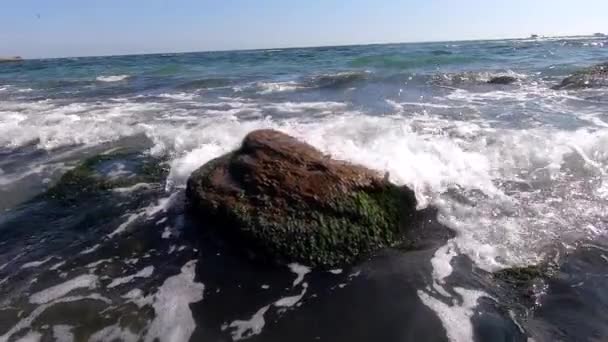 As ondas do mar correm muito lentamente sobre as pedras na costa — Vídeo de Stock