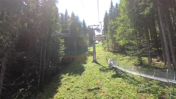 Ropeway com movimento de pessoas na floresta em montanhas — Vídeo de Stock