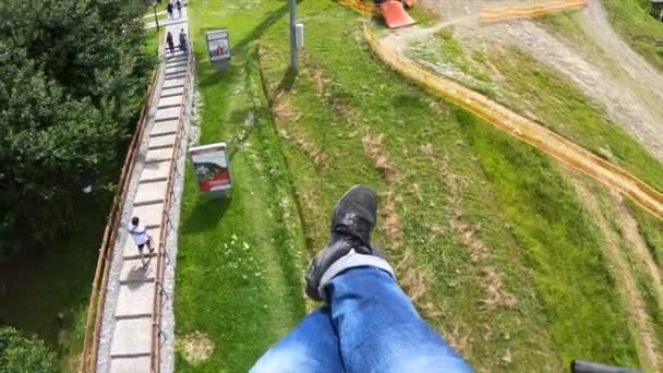 Menina cavalga ou sobe no elevador ou teleférico montanha acima. — Vídeo de Stock