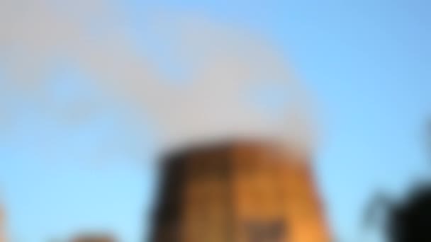 Fondo borroso.Parte superior de la tubería con planta de energía de humo en un día soleado — Vídeos de Stock