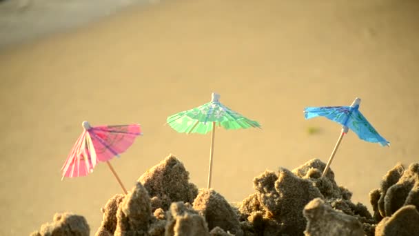 Kleine Sonnenschirme aus Papier für einen Cocktailstand im Sandstrand — Stockvideo