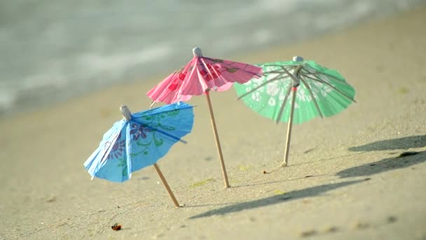 Kleine Sonnenschirme aus Papier für einen Cocktailstand im Sandstrand — Stockvideo