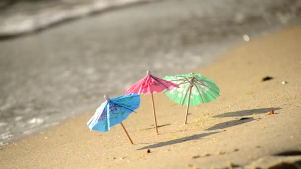 海滩上的小雨伞，用纸制成，用作沙滩上的鸡尾酒摊位 — 图库视频影像