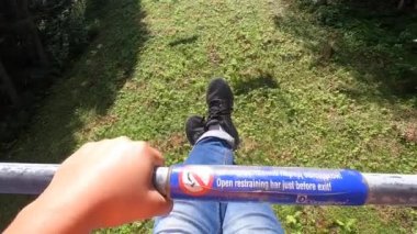 Kız ya asansöre biner ya da teleferiğe biner ya da dağa tırmanır.