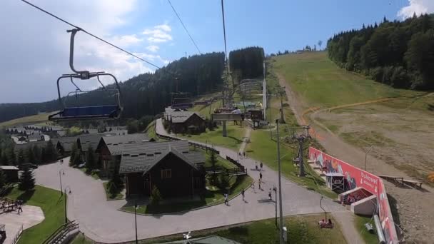 Movimento de teleférico na floresta — Vídeo de Stock