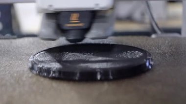 3D yazıcı kapat. Erimiş siyah plastikten nesne yazdırma işlemi için 3D yazıcı çalışıyor. 3D yazıcı, yazıcıdan sıvı plastik akışı ile model oluşturuyor. 3D yazdırma teknolojisi