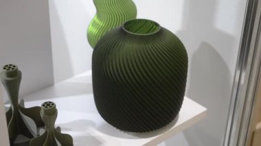 Nesne 3D yazıcıya yazıldı. Kapatın. Erimiş plastikten 3D yazıcıya basılmış bir model. Vazo 3 boyutlu yazıcıya, erimiş yeşil renkli plastikten basılmış. 3D baskı teknolojisi. Katkı sağlayan FDM teknolojileri