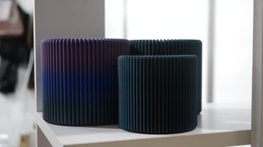 Nesne 3D yazıcıya yazıldı. Kapatın. Erimiş plastikten 3D yazıcıya basılmış bir model. Vazo, erimiş siyah renkli plastikten 3D yazıcıya basılmış. 3D baskı teknolojisi. Katkı sağlayan FDM teknolojileri