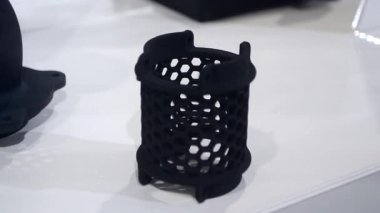 Erimiş plastik baruttan 3 boyutlu yazıcıya yakın plan baskı yapılmış. Erimiş poliyamid tozundan 3 boyutlu yazıcıya basılmış bir model. Yeni modern 3D baskı teknolojisi. Çoklu Jet Füzyon MJF teknolojisi