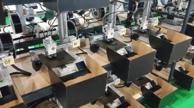 Kyiv, Ukrayna, 25 Mayıs 2025: Birçok 3D yazıcı bir nesne basıyor. 3D yazıcılar aynı anda erimiş plastikten model yazıyorlar. 3D yazıcılar, püskürtücüden akan erimiş plastikten şekil yaratıyor.