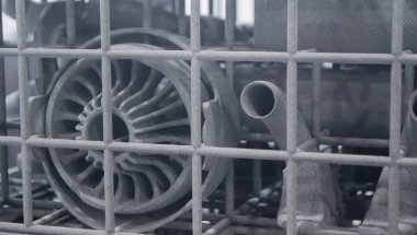 Erimiş plastik baruttan 3 boyutlu yazıcıya yakın plan baskı yapılmış. Erimiş poliyamid tozundan 3 boyutlu yazıcıya basılmış bir model. Yeni modern 3D baskı teknolojisi. Çoklu Jet Füzyon MJF teknolojisi