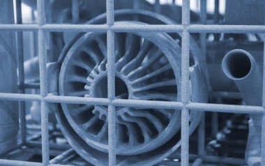 Erimiş plastik baruttan 3 boyutlu yazıcıya yakın plan baskı yapılmış. Erimiş poliyamid tozundan 3 boyutlu yazıcıya basılmış bir model. Yeni modern 3D baskı teknolojisi. Çoklu Jet Füzyon MJF teknolojisi