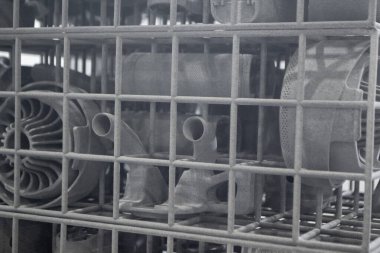 Erimiş plastik baruttan 3 boyutlu yazıcıya yakın plan baskı yapılmış. Erimiş poliyamid tozundan 3 boyutlu yazıcıya basılmış bir model. Yeni modern 3D baskı teknolojisi. Çoklu Jet Füzyon MJF teknolojisi