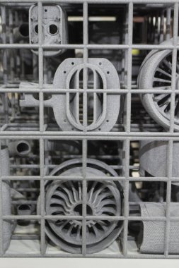 Erimiş plastik baruttan 3 boyutlu yazıcıya yakın plan baskı yapılmış. Erimiş poliyamid tozundan 3 boyutlu yazıcıya basılmış bir model. Yeni modern 3D baskı teknolojisi. Çoklu Jet Füzyon MJF teknolojisi