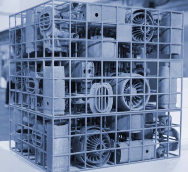 Erimiş plastik baruttan 3 boyutlu yazıcıya yakın plan baskı yapılmış. Erimiş poliyamid tozundan 3 boyutlu yazıcıya basılmış bir model. Yeni modern 3D baskı teknolojisi. Çoklu Jet Füzyon MJF teknolojisi