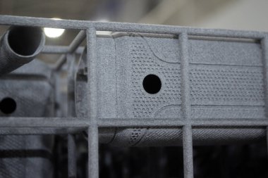 Erimiş plastik baruttan 3 boyutlu yazıcıya yakın plan baskı yapılmış. Erimiş poliyamid tozundan 3 boyutlu yazıcıya basılmış bir model. Yeni modern 3D baskı teknolojisi. Çoklu Jet Füzyon MJF teknolojisi