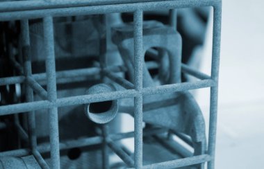 Erimiş plastik baruttan 3 boyutlu yazıcıya yakın plan baskı yapılmış. Erimiş poliyamid tozundan 3 boyutlu yazıcıya basılmış bir model. Yeni modern 3D baskı teknolojisi. Çoklu Jet Füzyon MJF teknolojisi