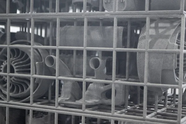 Erimiş plastik baruttan 3 boyutlu yazıcıya yakın plan baskı yapılmış. Erimiş poliyamid tozundan 3 boyutlu yazıcıya basılmış bir model. Yeni modern 3D baskı teknolojisi. Çoklu Jet Füzyon MJF teknolojisi