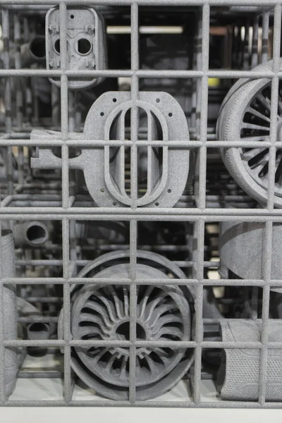 Erimiş plastik baruttan 3 boyutlu yazıcıya yakın plan baskı yapılmış. Erimiş poliyamid tozundan 3 boyutlu yazıcıya basılmış bir model. Yeni modern 3D baskı teknolojisi. Çoklu Jet Füzyon MJF teknolojisi