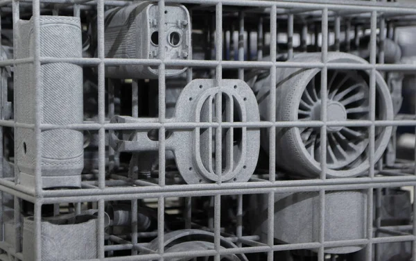 Erimiş plastik baruttan 3 boyutlu yazıcıya yakın plan baskı yapılmış. Erimiş poliyamid tozundan 3 boyutlu yazıcıya basılmış bir model. Yeni modern 3D baskı teknolojisi. Çoklu Jet Füzyon MJF teknolojisi