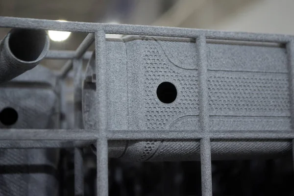 Erimiş plastik baruttan 3 boyutlu yazıcıya yakın plan baskı yapılmış. Erimiş poliyamid tozundan 3 boyutlu yazıcıya basılmış bir model. Yeni modern 3D baskı teknolojisi. Çoklu Jet Füzyon MJF teknolojisi