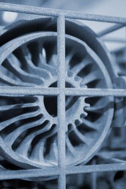 Erimiş plastik baruttan 3 boyutlu yazıcıya yakın plan baskı yapılmış. Erimiş poliyamid tozundan 3 boyutlu yazıcıya basılmış bir model. Yeni modern 3D baskı teknolojisi. Çoklu Jet Füzyon MJF teknolojisi