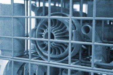 Erimiş plastik baruttan 3 boyutlu yazıcıya yakın plan baskı yapılmış. Erimiş poliyamid tozundan 3 boyutlu yazıcıya basılmış bir model. Yeni modern 3D baskı teknolojisi. Çoklu Jet Füzyon MJF teknolojisi