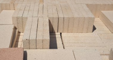 İnşaat için kullanılan katı kil tuğlalar