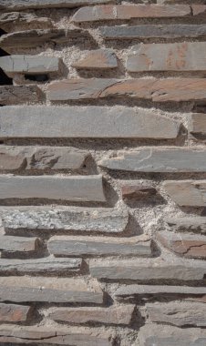 Sardunya 'da bir villanın bahçesinde süslü taş bir duvar.