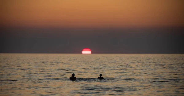 Couple Playing Sea Admiring Sunset — Stock Photo, Image