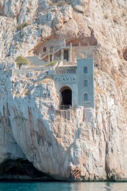 Güney Sardunya 'daki Nebida' daki Porto Flavia madeninin manzarası