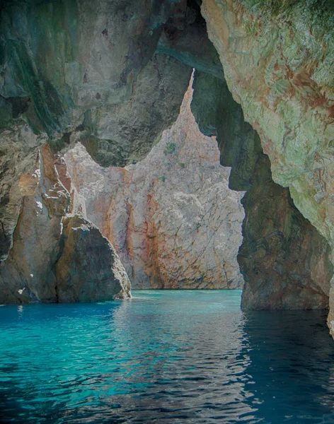 撒丁岛的洞穴 一个从海里雕刻出来的石灰石隧道 — 图库照片