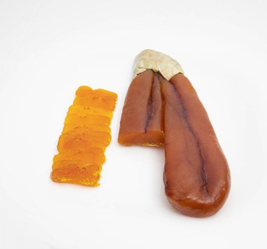 Bottarga, kurutulmuş kefal yumurtası, tipik sardalya yemeği.