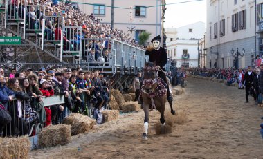 sartiglia oristano at yarışı ve iplik yıldızları