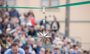 sartiglia oristano at yarışı ve iplik yıldızları