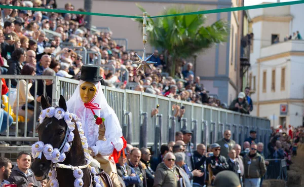 撒丁岛赛马的传统面具 比赛的领头羊 — 图库照片