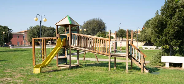 Çocuk parkındaki bir salıncağın detayları