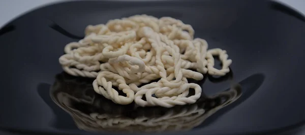 Lorighittas, Sardunya geleneğinin eski bir makarnası. Lorighittas terimi yüzük ya da küpe anlamına gelir. Rafine edilmiş spagettiden yapılmış ve sadece elle dokunmuş. Sadece irmik ve su.