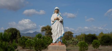 Kalküta 'lı Rahibe Teresa heykeli, pabillonis, güney sardunya