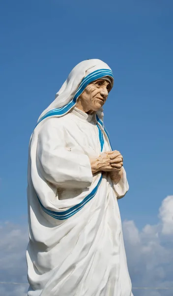 Kalküta 'lı Rahibe Teresa heykeli, pabillonis, güney sardunya