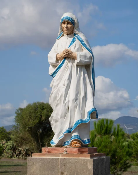 Kalküta 'lı Rahibe Teresa heykeli, pabillonis, güney sardunya