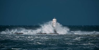 Mangiabarche 'ın deniz feneri mistral bir fırtınanın dalgalarıyla örtülü.