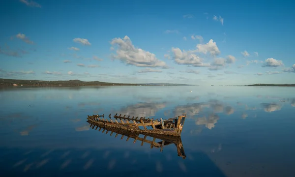 Лодка Воде Рыбацкая Лодка Спокойных Водах Пруда Санта Катерина Южной — стоковое фото